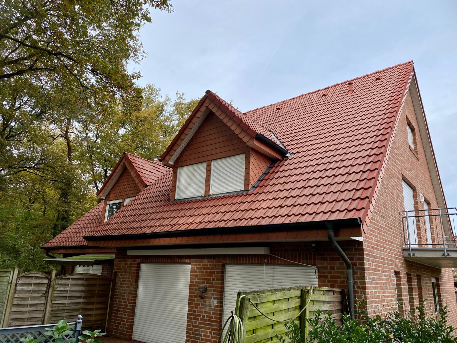 Dachreinigung Nordhorn Nachher: Strahlend sauberes Dach nach der professionellen Behandlung.